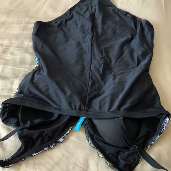 Beautiful one pieces bathing suit - Picture 6 of 9